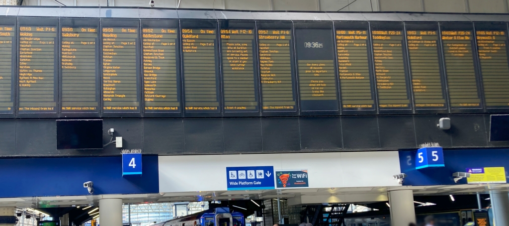 London Waterloo 駅の電光掲示板