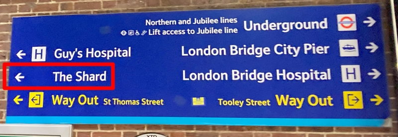 ロンドンブリッジ駅からThe Shardへの案内表示板