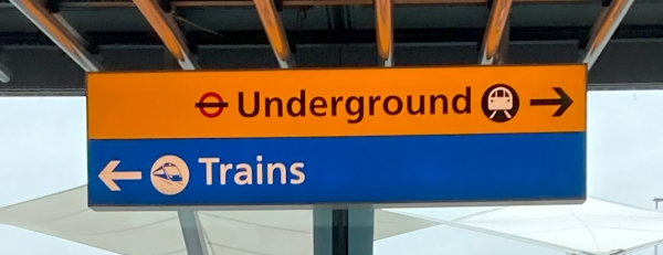 LHR空港のUndergroundとTrainsの案内板