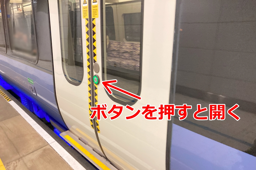 エリザベスラインのドアのボタン