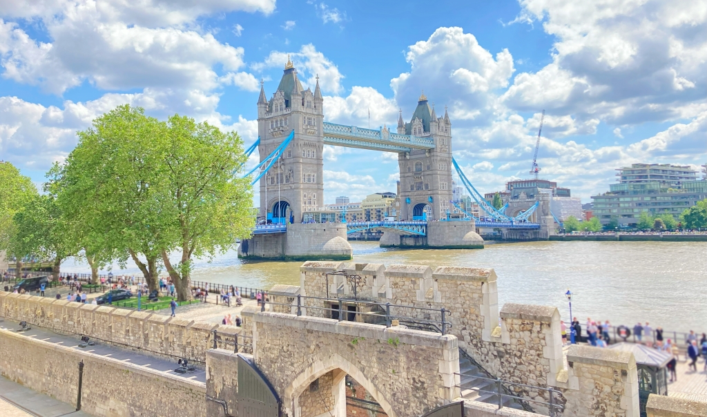 ロンドン塔の城壁からタワー・ブリッジを臨む絶景ポイント