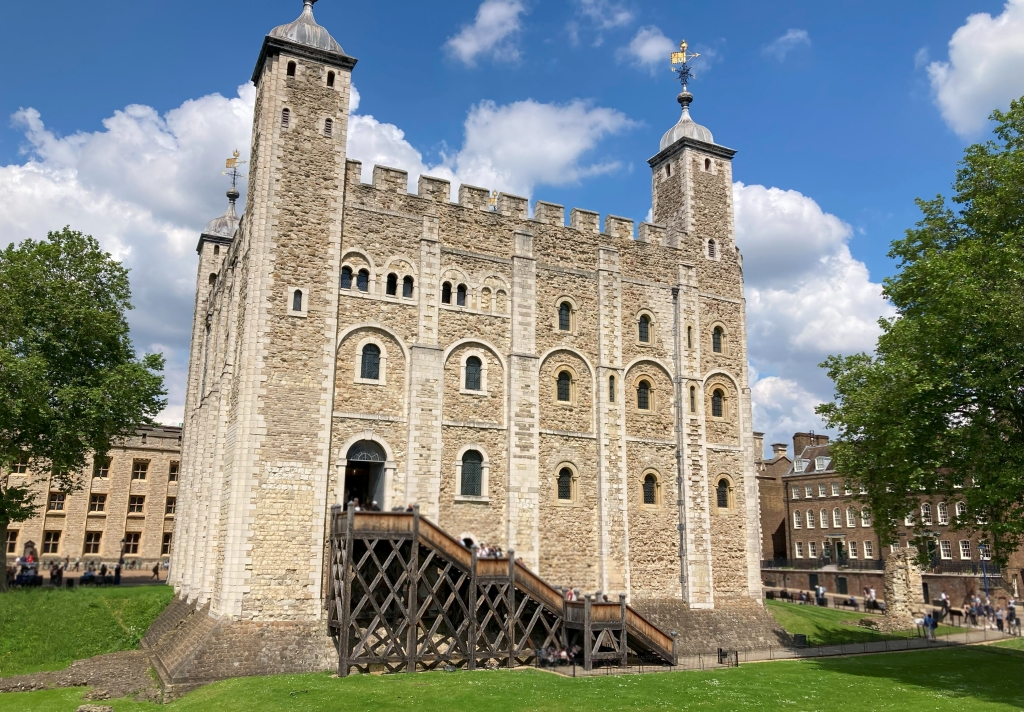 ロンドン塔の中央にそびえるホワイトタワー