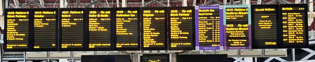 パディントン駅の電光掲示板