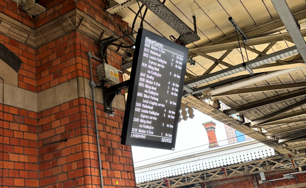 スラウ駅の電光掲示板