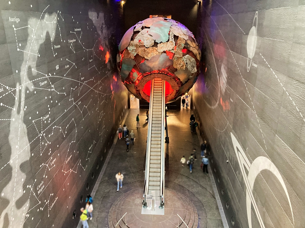 ロンドン自然史博物館のアース・ホール（Earth Hall）のエスカレーター