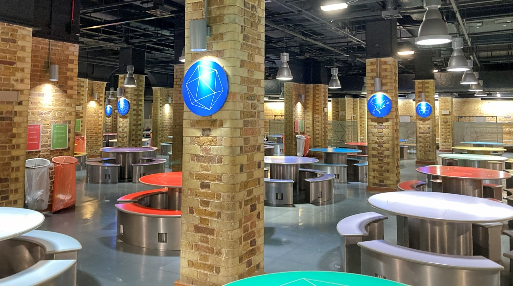 ロンドン自然史博物館で持ち込みの飲食物を食べられる「ピクニックエリア」