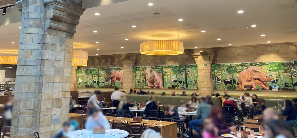 ロンドン自然史博物館のティラノサウルスレストラン