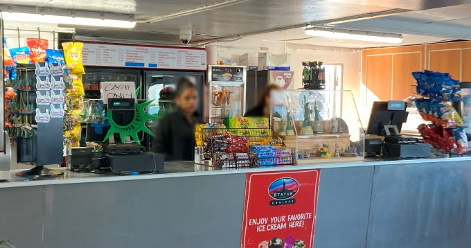 フェリー内の売店