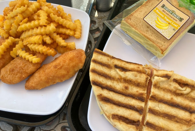 リバティ島のフードコートで食べたチキンテンダー、フライドポテト、パニーニ、パン