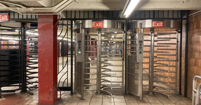 ニューヨーク地下鉄の出口改札(まわして出るタイプ)