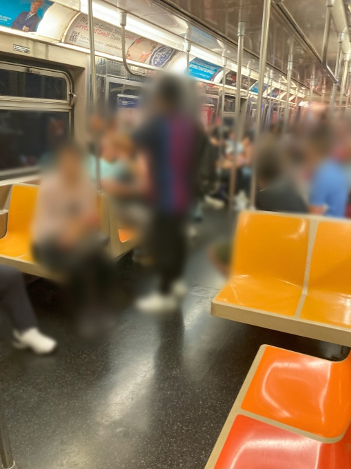 ニューヨーク地下鉄車内の様子