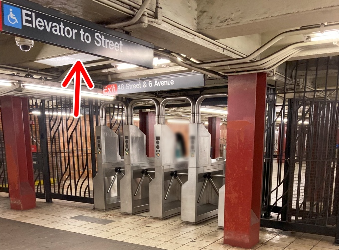 NY地下鉄の出口改札
