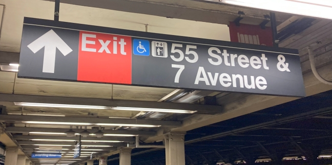 55th Street と 7th Avenue の交差点（エレベーターあり）