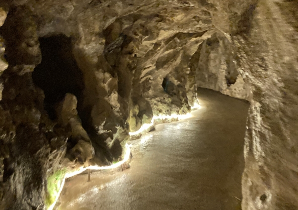 井戸の底から続く洞窟