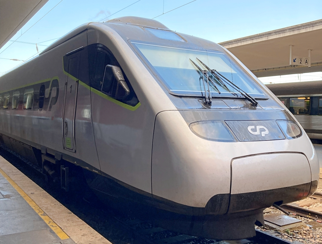 ポルトガル最速の列車「アルファ・ペンデュラール」の車両外観