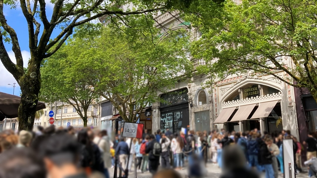 書店の前にたくさんの人が並んでいる