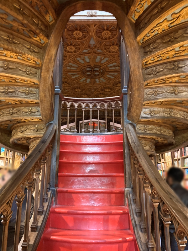 クラシックな木製の赤い中央階段