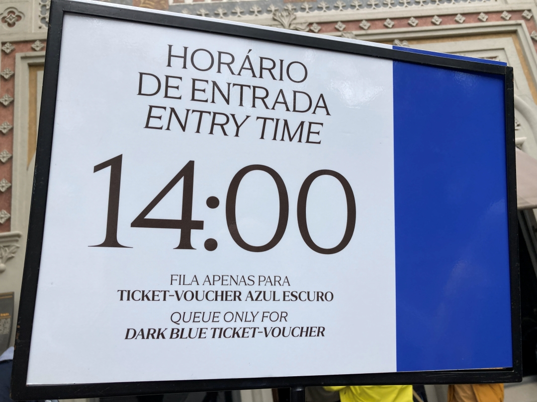 入場案内用の看板。入場時間と、チケットに対応した色（この画像では青）が表示されている。