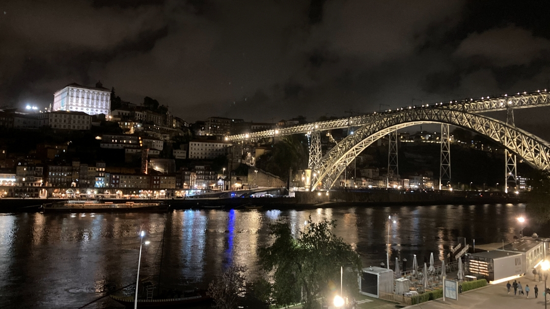 ホテルの部屋から見えた夜景とライトアップされたドン・ルイス一世橋
