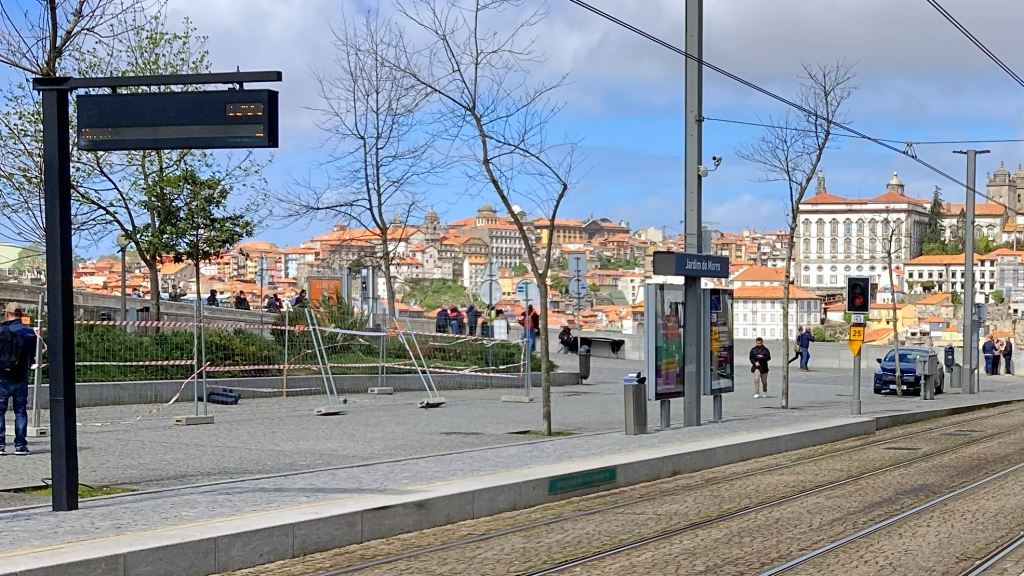 地上駅のJardim do Morro駅が、道から直接アクセスできる様子。