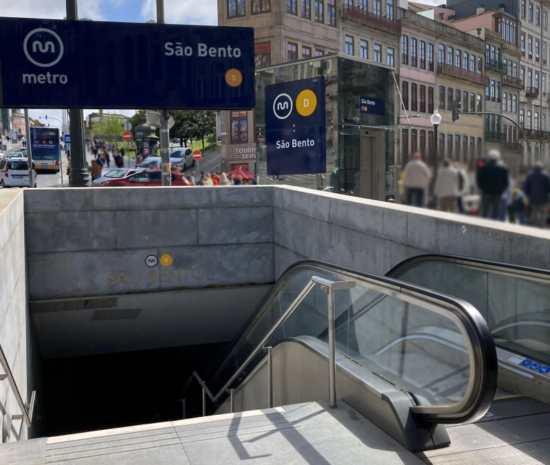 São Bento駅の入口。メトロのマーク、駅名、路線記号が看板に書かれている。