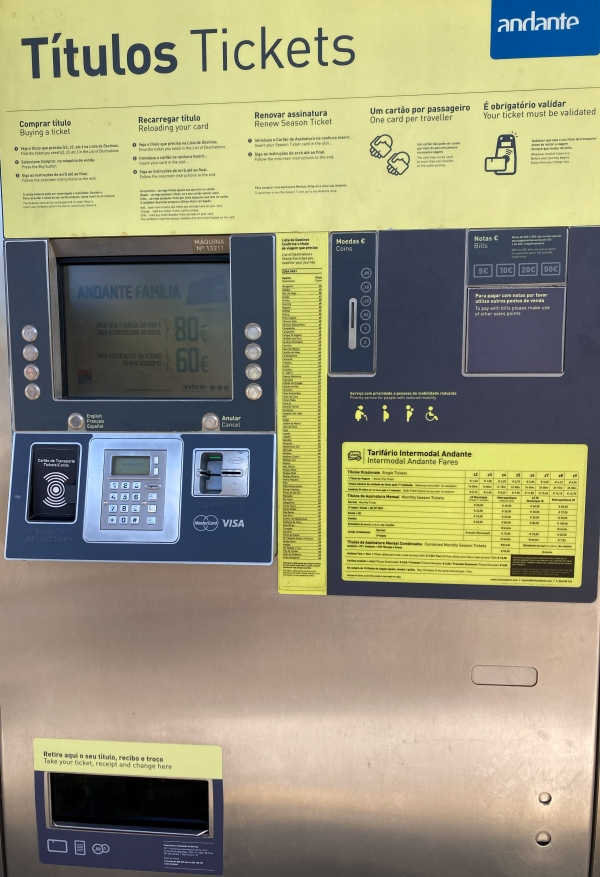 黄色と青とシルバーの券売機