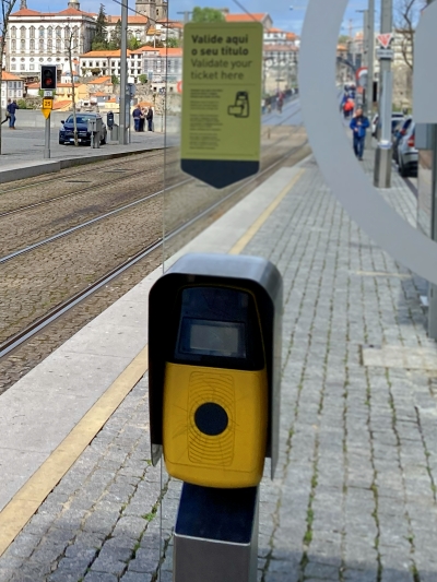 ホームに立っている黄色と黒の小さい打刻機