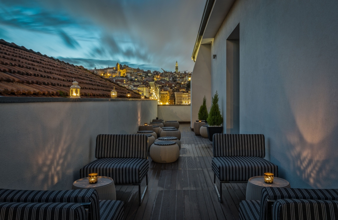 ホテル最上階の共用テラス